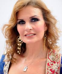 الفنانة يسرا