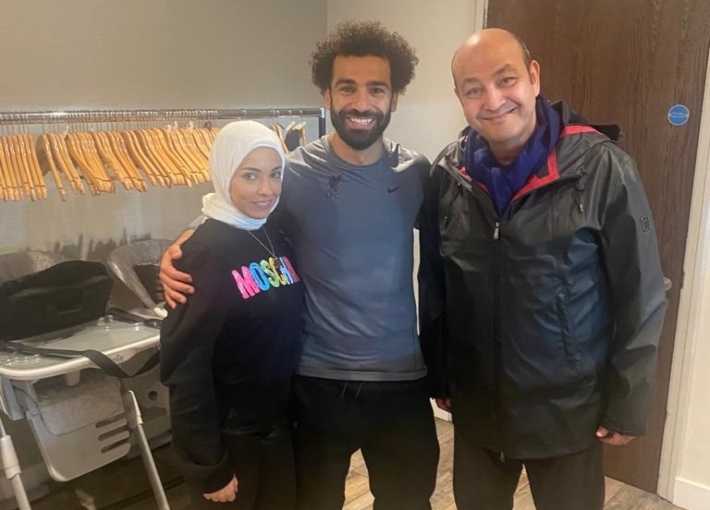 عمرو أديب مع محمد صلاح وزوجته