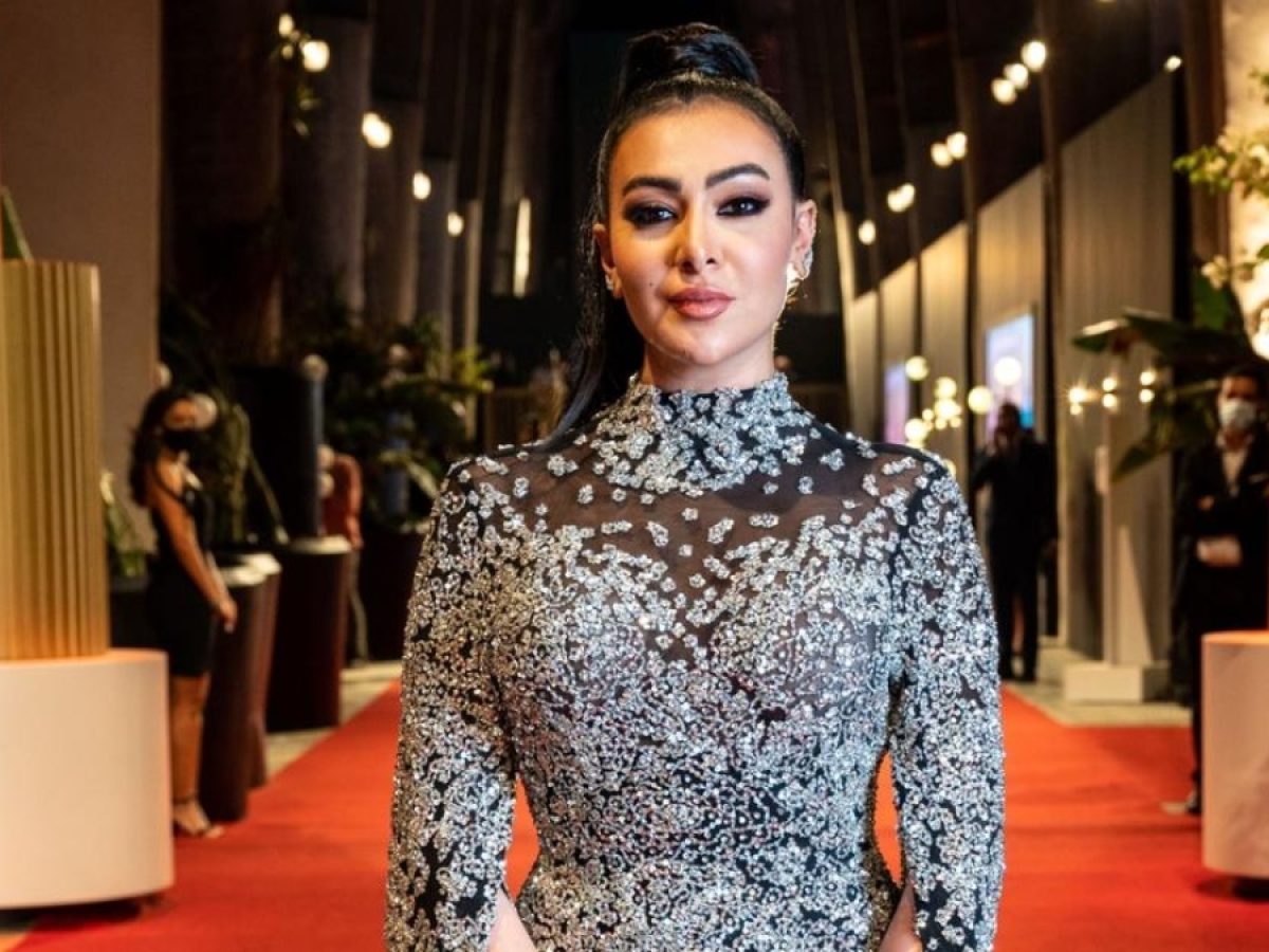 وصول المشتبه بهم في قضية سرقة مجوهرات الفنانة ميرهان حسين إلى محكمة جنح المقطم