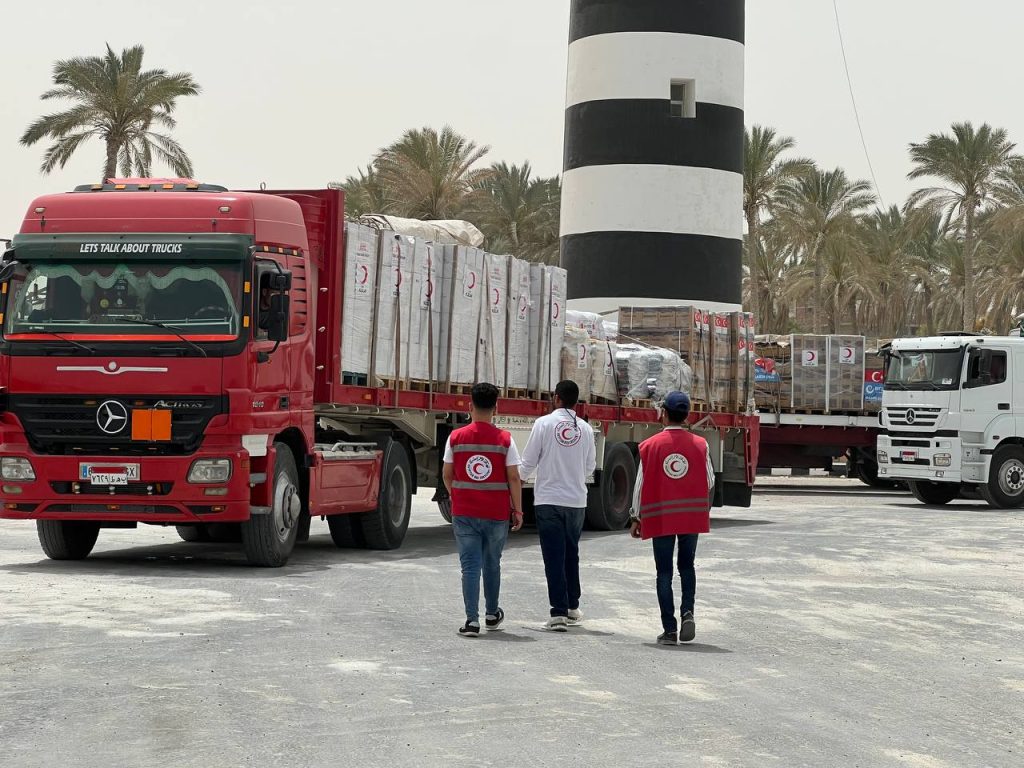 "جهود مكثفة لنقل المساعدات الإنسانية إلى قطاع غزة: التنسيق الفعّال بين الهلال الأحمر المصري والجهات المعنية"